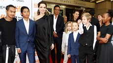 Angelina Jolie a její dti Maddox, Pax, Vivienne, Knox, Shiloh a Zahara...
