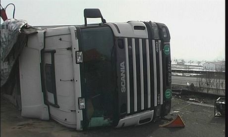 Kamion  Scania sjel ze srázu a pevrátil se.  Ilustraní foto.