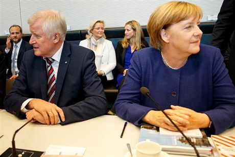 Lídr CSU Hostr Seehofer a pedsedkyn CDU Angela Merkelová 