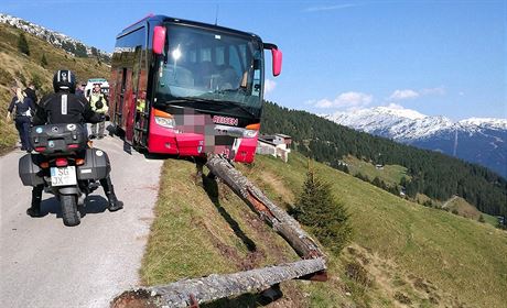 Francouzský turista zabránil tomu, aby se autobusu v rakouských Alpách zítil z...