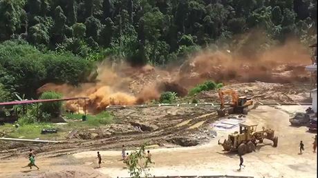 Laosu lidé utíkali ped masou bahna a vody, kdy se protrhla pehrada