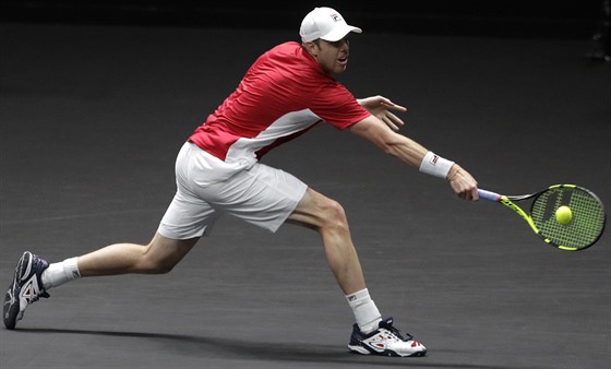 Sam Querrey se natahuje co mu síly staí po míku z rakety Alexandera Zvereva.