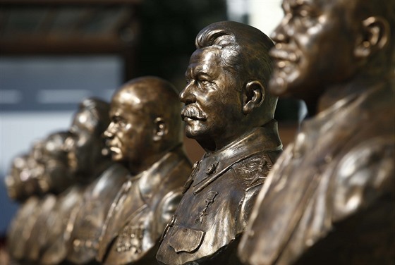 V moskevské Aleji vdc pibyly busty sovtských ikon vetn Stalina (22. záí...