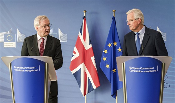 Michel Barnier (vpravo) a David Davis (28. záí 2017)