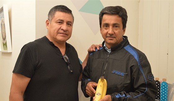 Farmái z Ekvádoru Yhony Yanzaguano (vlevo) a Marcelo Matute hospodaí na...