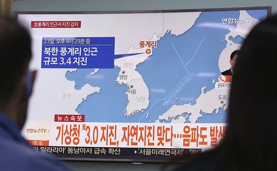 Jihokorejská televize oznamuje zemtesení v KLDR (23. záí 2017).