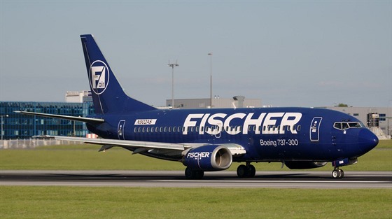 Boeing 737-300 spolenosti Fischer Air. Práv o dva boeingy se Úad pro...