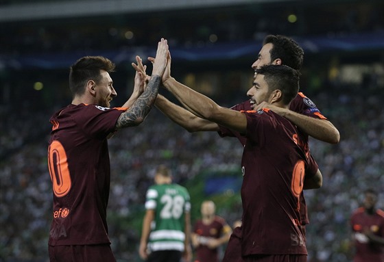 Barcelontí fotbalisté se radují z vedoucího gólu na hiti Sportingu Lisabon.