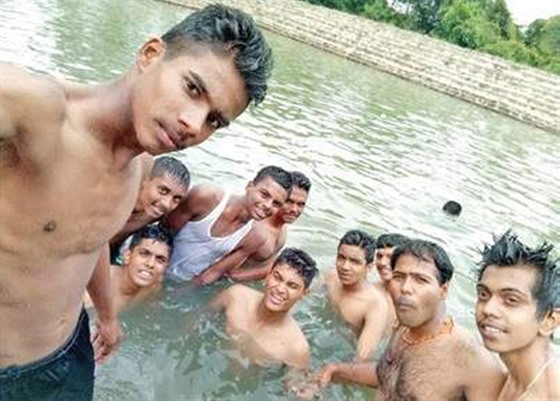 Indický student Vishwas G. se utopil, protoe byli jeho spoluáci zabraní do poizování selfie