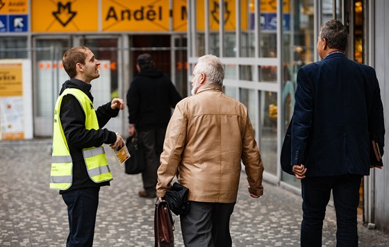 Informátor radí lidem s dopravou u zaveného vestibulu stanice metra B Andl....