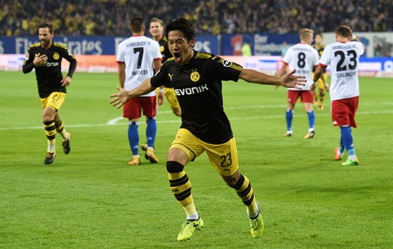 indi Kagawa slaví gól Dortmundu v Hamburku.