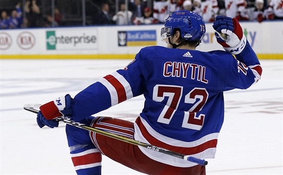 Filip Chytil z New York Rangers slaví svj vítzný gól z pípravy proti New...