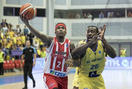 Pardubický basketbalista Dominez Burnett (vlevo) zakonuje kolem Christophera...