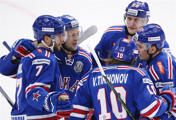 Petrohradtí hokejisté se radují z gólu.