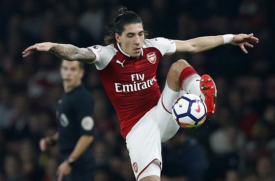 Hector Bellerín z Arsenalu krotí mí v utkání s West Bromwich Albion.