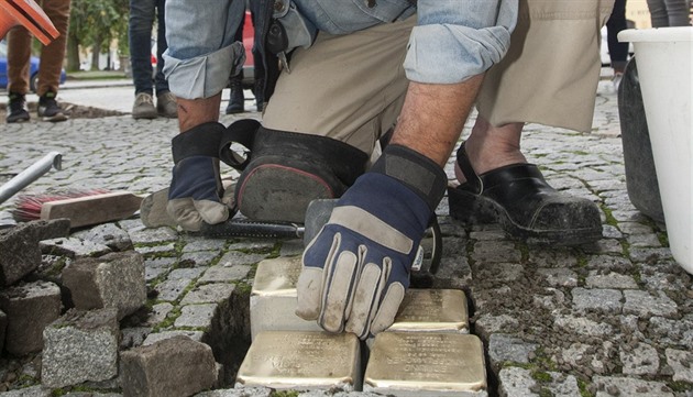 Stolpersteine, tedy takzvané kameny zmizelých, nov na dvou místech v Loticích...