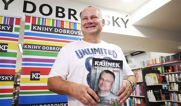 Jií Kajínek na autogramiád v prodejn Knihy Dobrovský (20. záí 2017, Praha)