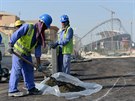 Dlníci z Indie a Bangladée pracují na stavb poblí stadionu Chalífa v...