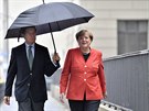 Merkelovou doprovodil k volbám její manel Joachim Sauer (24. záí 2017)