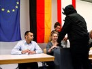 Volební místnosti se otevely v 8:00. Takto ráno volili lidé v Berlín (24....