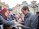 Tenista Roger Federer vyrazil do davu fanouk na Staromstském námstí. (20....