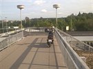 No vida, a pak že je v Praze málo parkovacích míst. Například lávka pro pěší nad Kačerovem je v tomto směru naprosto nevyužitá. Vlastně teď už ne... 😜😀 No vida, a pak že je v Praze málo parkovacích míst. Například lávka pro pěší nad Kačerovem je v tomto směru naprosto nevyužitá. Vlastně teď už ne... 😜😀