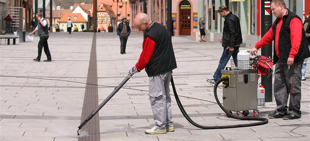 Pracovníci úklidové firmy odstraňují žvýkačky nalepené na pěší zóně v Chebu. Pracovníci úklidové firmy odstraňují žvýkačky nalepené na pěší zóně v Chebu.