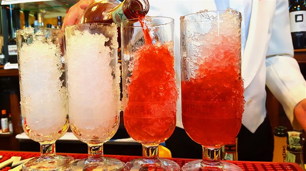 Campari na led, v tomto případě na ledovou tříšť. Lehce nahořklé a osvěžující Campari na led, v tomto případě na ledovou tříšť. Lehce nahořklé a osvěžující