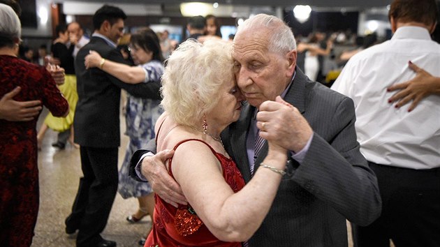 Dvaaosmdesátiletá Nina při tangu s devadesátiletým Oscarem v Buenos Aires (18.... Dvaaosmdesátiletá Nina při tangu s devadesátiletým Oscarem v Buenos Aires (18....