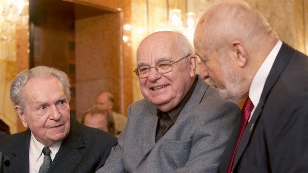 Literární historik Jiří Brabec (uprostřed) spolu s Ludvíkem Kunderou a... Literární historik Jiří Brabec (uprostřed) spolu s Ludvíkem Kunderou a...