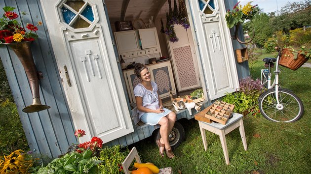 Se svou maringotkou objížděla Kateřina Hadravová festivaly. Díky ní také přišly... Se svou maringotkou objížděla Kateřina Hadravová festivaly. Díky ní také přišly...
