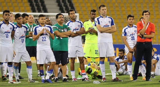 Fotbalisté indického týmu Bengaluru FC poté, co v roce 2016 prohráli finále AFC... Fotbalisté indického týmu Bengaluru FC poté, co v roce 2016 prohráli finále AFC...