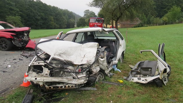 Při předjíždění kamionu v Ludkovicích se čelně střetla dvě vozidla, v jednom z... Při předjíždění kamionu v Ludkovicích se čelně střetla dvě vozidla, v jednom z...
