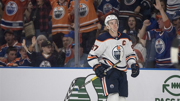 Connor McDavid z Edmontonu poté, co vstřelil gól v zápase s Carolinou. Connor McDavid z Edmontonu poté, co vstřelil gól v zápase s Carolinou.