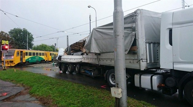 V Olomouci narazil na přejezdu osobní vlak do návěsu kamionu. Nehoda zastavila... V Olomouci narazil na přejezdu osobní vlak do návěsu kamionu. Nehoda zastavila...