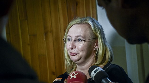 Učitelka Vanda Fabianová u krajského soudu v Ostravě, který potvrdil rozsudek... Učitelka Vanda Fabianová u krajského soudu v Ostravě, který potvrdil rozsudek...