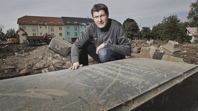 Starosta Stříbra Karel Lukeš ukazuje náhrobek nalezený při stavbě školky. (19.... Starosta Stříbra Karel Lukeš ukazuje náhrobek nalezený při stavbě školky. (19....