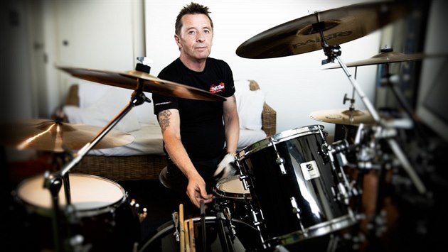 Bubeník Phil Rudd vystoupí v plzeňské Alfě. Bubeník Phil Rudd vystoupí v plzeňské Alfě.