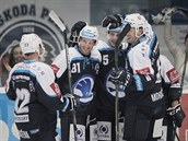 Plzeňští hokejisté si užívají další gólovou trefu v síti Pardubic. Plzeňští hokejisté si užívají další gólovou trefu v síti Pardubic.