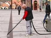 Pracovníci úklidové firmy odstraňují žvýkačky nalepené na pěší zóně v Chebu. Pracovníci úklidové firmy odstraňují žvýkačky nalepené na pěší zóně v Chebu.
