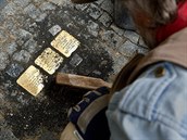 Německý umělec Gunter Demnig v ulicích Liberce položil Stolpersteiny. Tyto... Německý umělec Gunter Demnig v ulicích Liberce položil Stolpersteiny. Tyto...