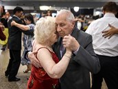 Dvaaosmdesátiletá Nina při tangu s devadesátiletým Oscarem v Buenos Aires (18.... Dvaaosmdesátiletá Nina při tangu s devadesátiletým Oscarem v Buenos Aires (18....