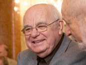 Literární historik Jiří Brabec (uprostřed) spolu s Ludvíkem Kunderou a... Literární historik Jiří Brabec (uprostřed) spolu s Ludvíkem Kunderou a...