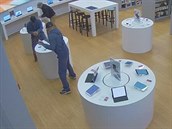 Tři zloději ukradli v budějovickém IGY dvanáct mobilů za více než 200 tisíc... Tři zloději ukradli v budějovickém IGY dvanáct mobilů za více než 200 tisíc...
