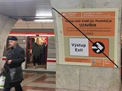 Stanice metra na Andělu se na uzavření eskalátorů připravovala už v pátek. (22.... Stanice metra na Andělu se na uzavření eskalátorů připravovala už v pátek. (22....