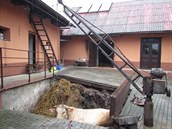 Hasiči zachraňovali 700kilogramového býka, který spadl do hnojiště. Hasiči zachraňovali 700kilogramového býka, který spadl do hnojiště.