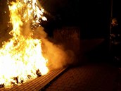 Brnem nad ránem prošel žhář a zapálil popelnice a kontejnery na šesti místech.... Brnem nad ránem prošel žhář a zapálil popelnice a kontejnery na šesti místech....