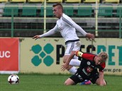 Hradecký záložník Filip Zorvan (vpravo) po souboji s hráčem HFK Olomouc... Hradecký záložník Filip Zorvan (vpravo) po souboji s hráčem HFK Olomouc...