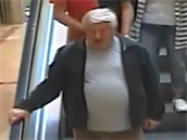 Zloděj v Praze 3 přesvědčil prodavačku, aby mu dala peníze z kasy. (26.9.2017) Zloděj v Praze 3 přesvědčil prodavačku, aby mu dala peníze z kasy. (26.9.2017)