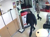 Pachatel loupeže v podbořanské bance na snímcích z bezpečnostních kamer. Pachatel loupeže v podbořanské bance na snímcích z bezpečnostních kamer.
